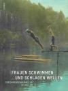 Blum, Frauen schwimmen und schlagen wellen